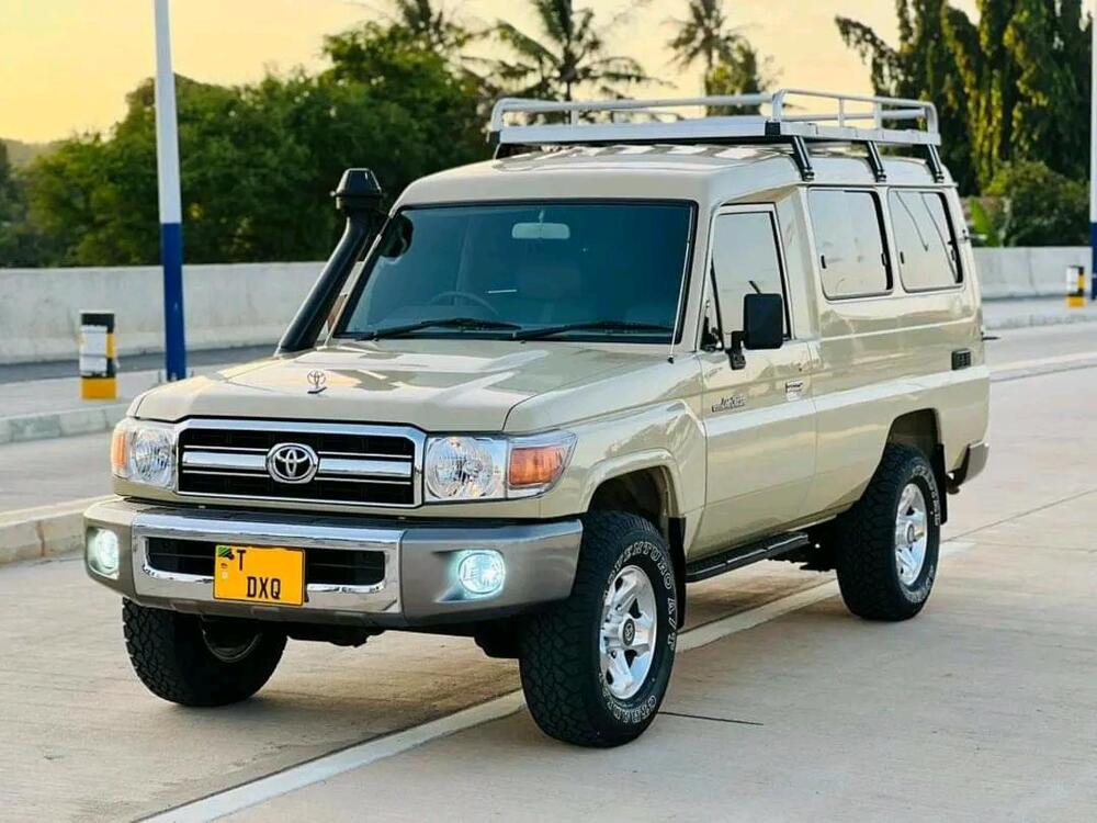 hardtop-land-cruiser-tanzania