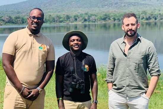 tour-guide-rwanda-safari
